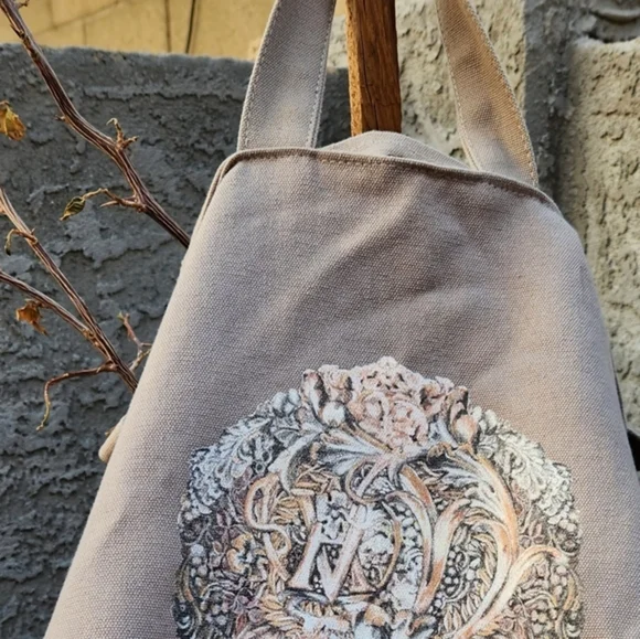 The stunning special edition V&A Alexander McQueen bag - Picture 6 of 7